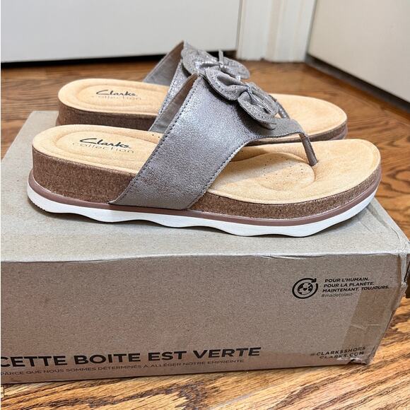 Clarks Brynn Style Flat Sandal Taupe Metallic Flip Flop Sz 7.5 Flower Embellish - Picture 5 of 7